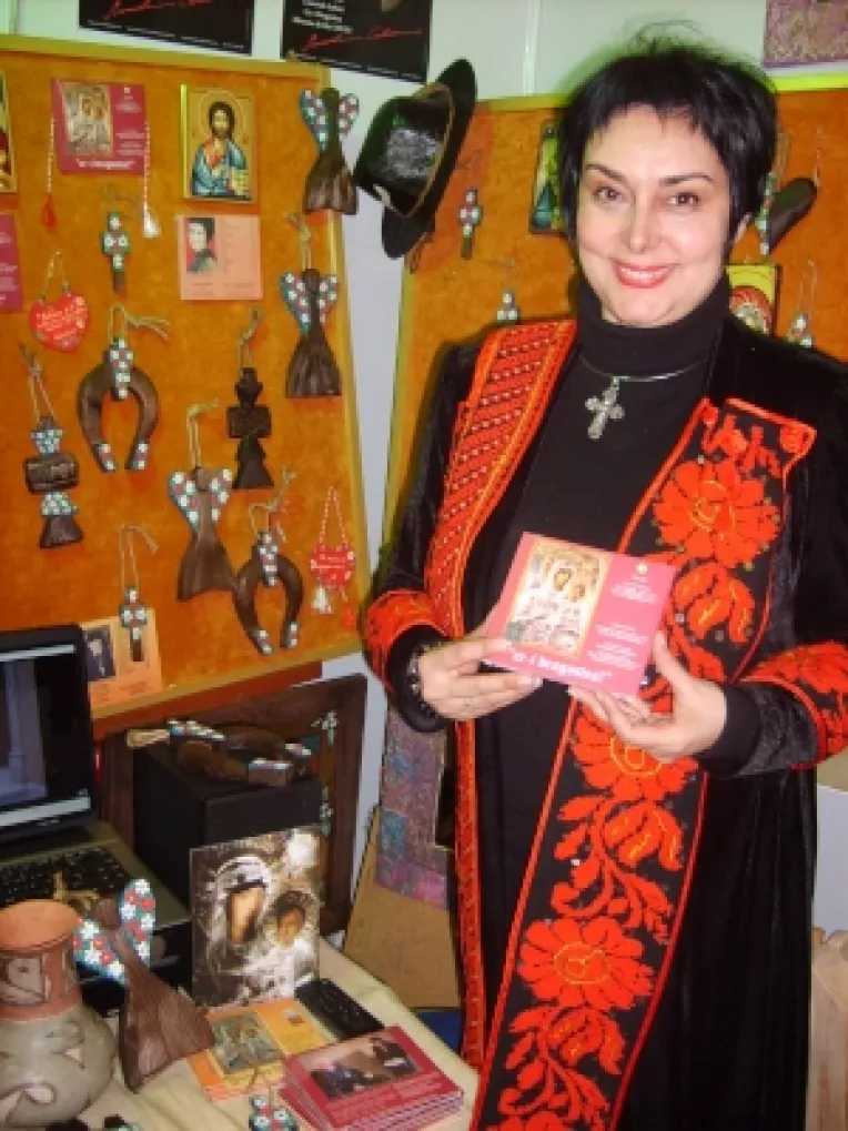 Actrita MANUELA GOLESCU prezinta noul CD, in avanpremiera la Festivalul Primaverii 2013, la Dalles

 

