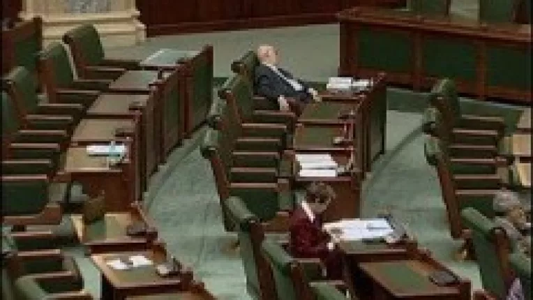 Alesii muncesc de se spetesc...
Senatul si-a suspendat sedinta din lipsa de cvorum si de consens