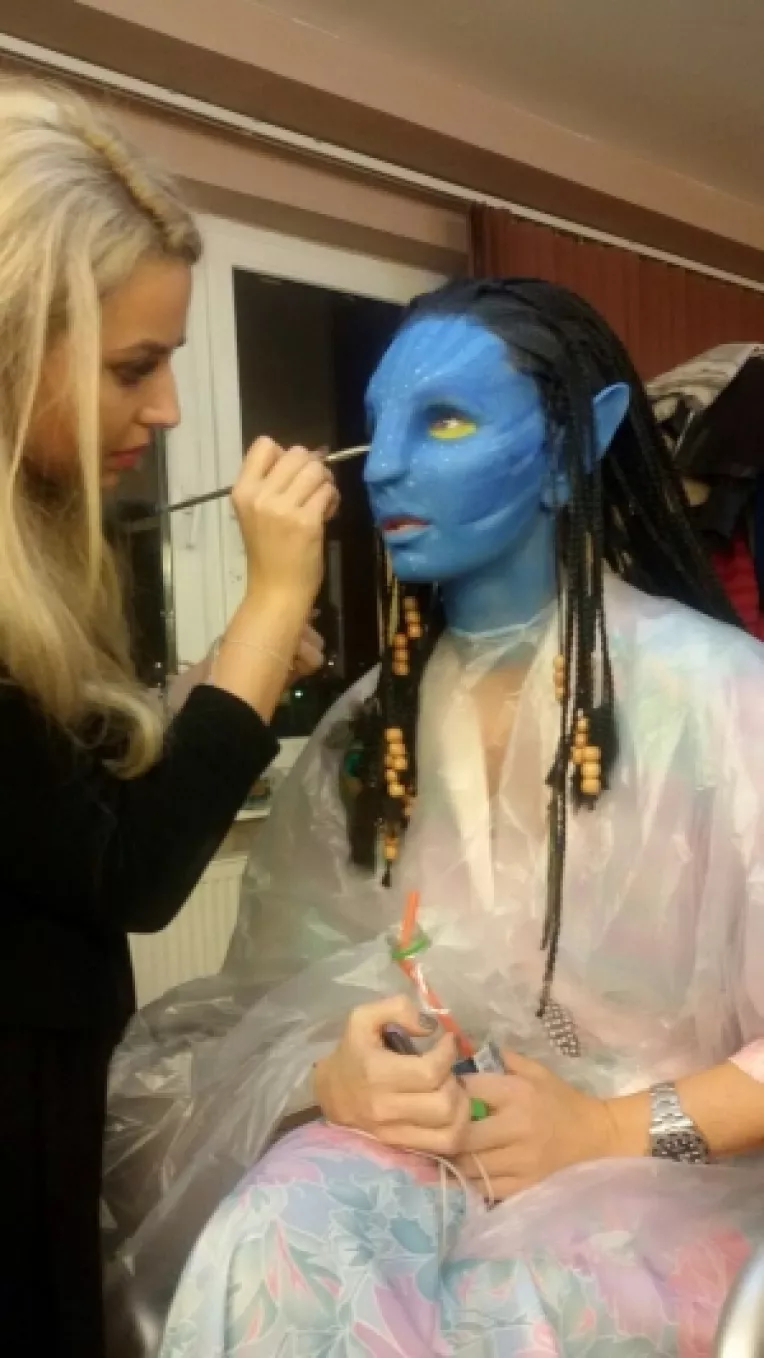 Andreea Radulescu mascheaza vedetele