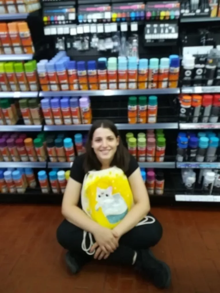 Angela Raduta, pasionata de animale fantastice pe care le deseneaza