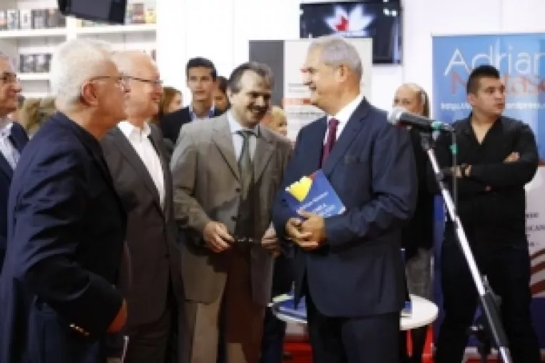 Bookfest : Adrian Nastase a lansat cartea "Lumea, americanii si noi"