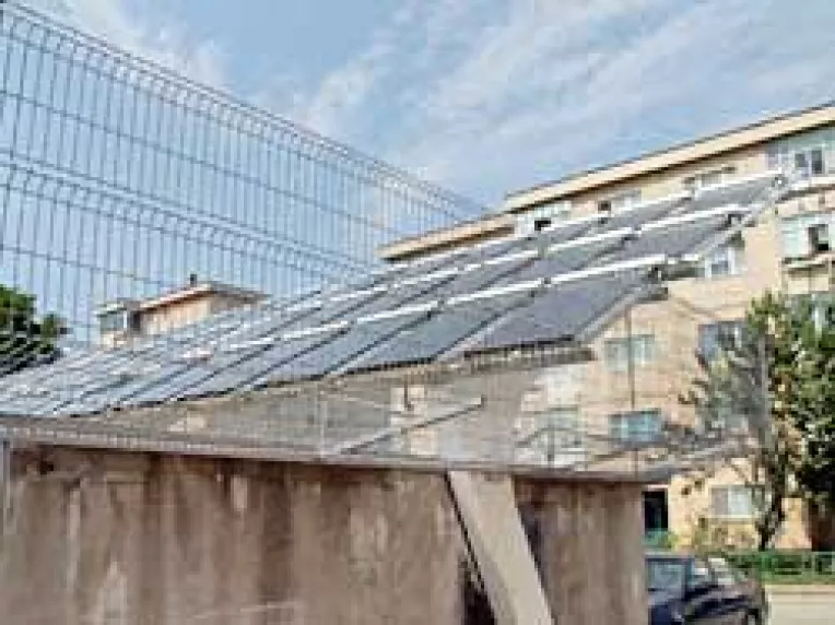 Constantenii isi "mobileaza" casele cu panouri solare aduse din strainatate