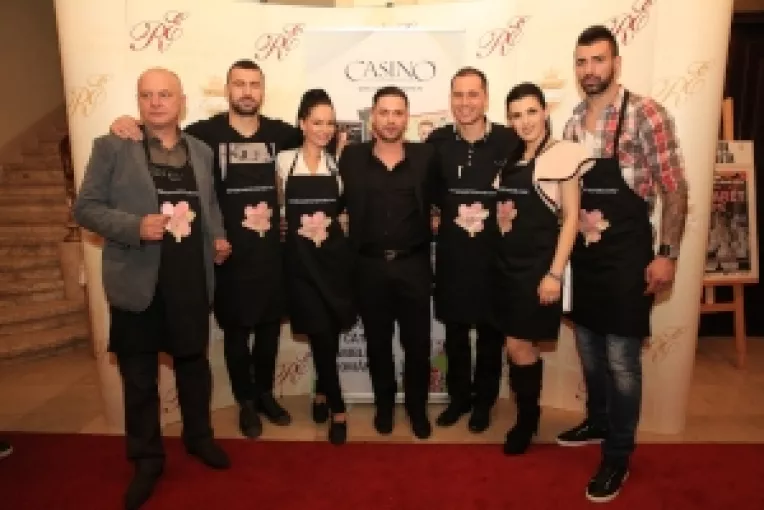 Deea si Dinu Maxer, in rol de ospatari de dragul copiilor bolnavi