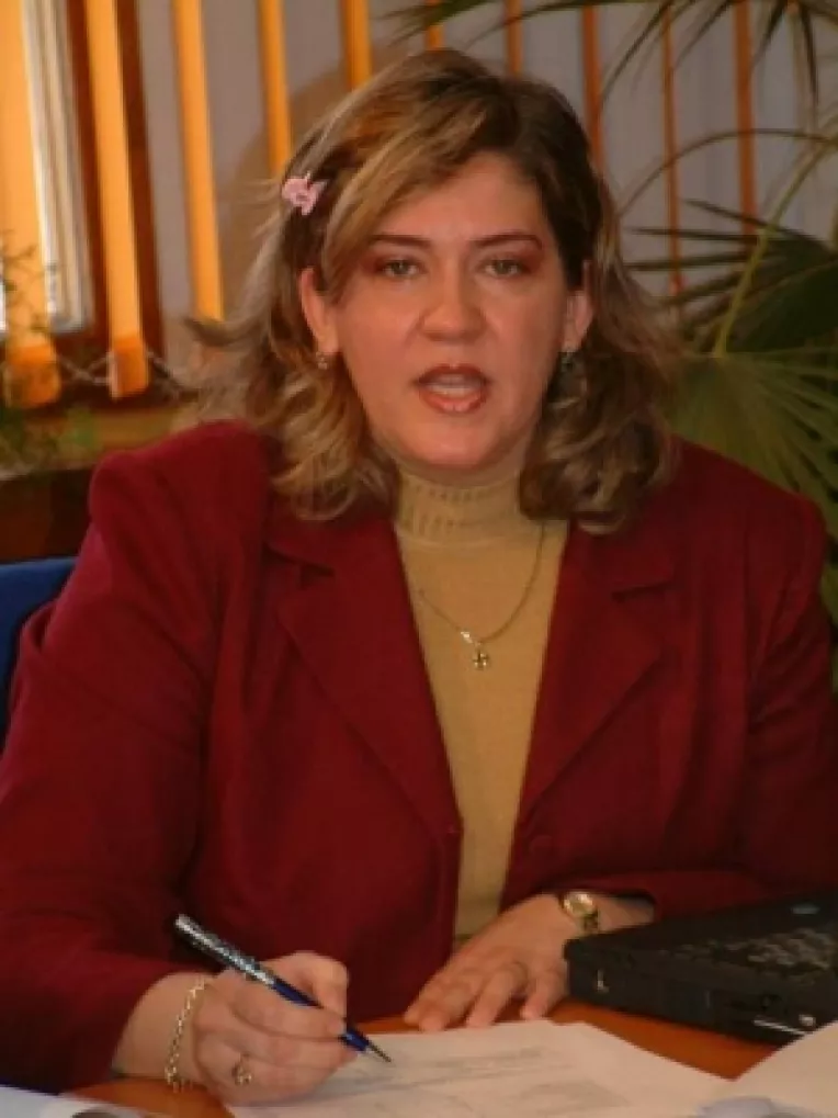 Desi legea nu-i permite, Prefectura o tolereaza. Ileana Gugoasa, functionarul imbogatit din afacerile cu primariile judetului