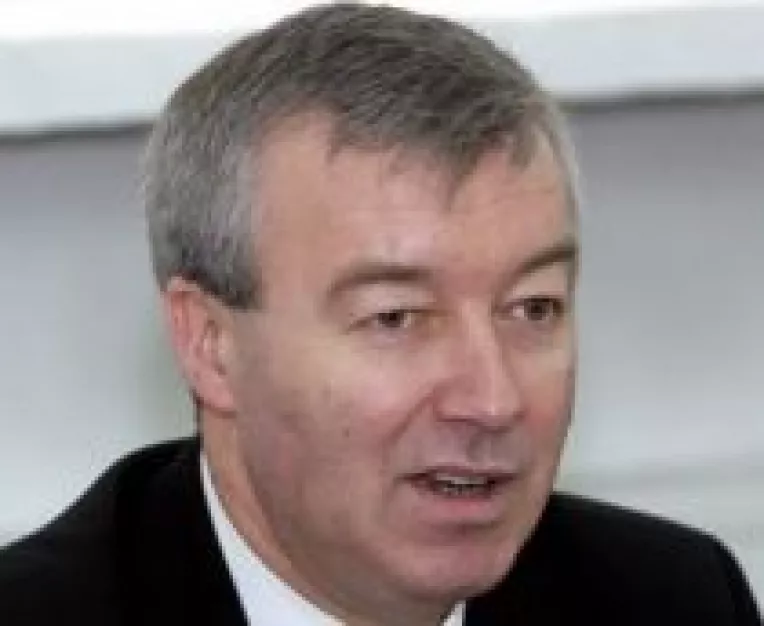 Firma cu actionar fratele presedintelui Basescu: O noua victima colaterala, Aurel Cazacu, director pentru industria de aparare in Ministerul Economiei