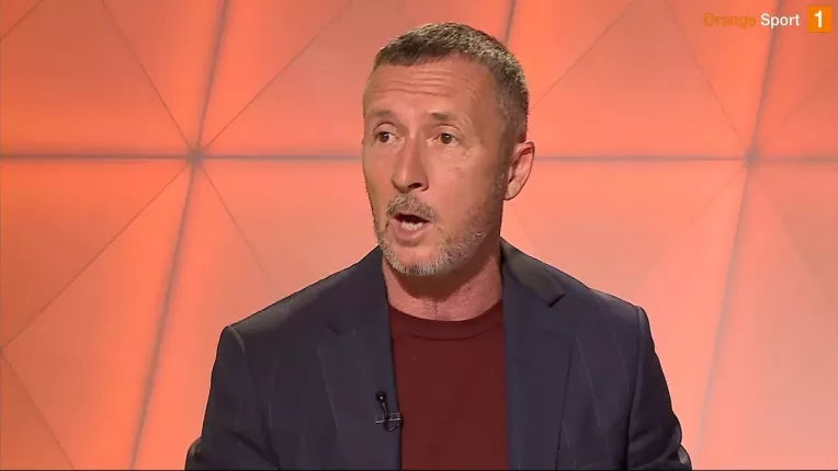 Gazon execrabil pe Arcul de Triumf. Meme: "Suntem bataia de joc a tuturor"