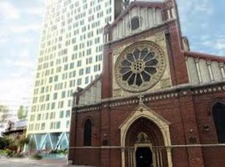 In loc sa fie demolat, turnul Cathedral Plaza este inaugurat