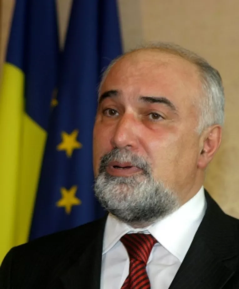 Inainte de campania electorala 
Vosganian le promite preotilor salarii echivalente cu ale profesorilor