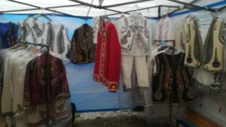 Irina Ciuncanu din Gorj: Brauri traditionale, camasi de barbat, toca,pardesie de lana stilizate