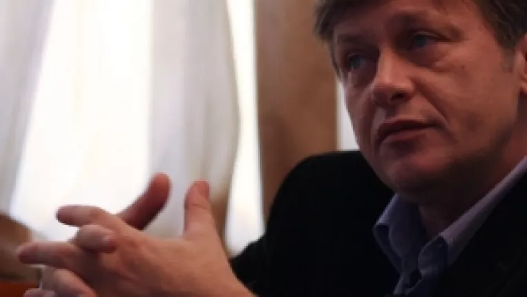 Jumatate dintre romani cu presedintele: Cealalta jumatate cu Guvernul