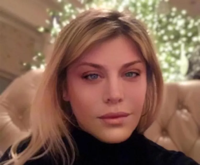 La 48 de ani, Loredana Groza arata pe Facebook si Instagram ca la 18 ani