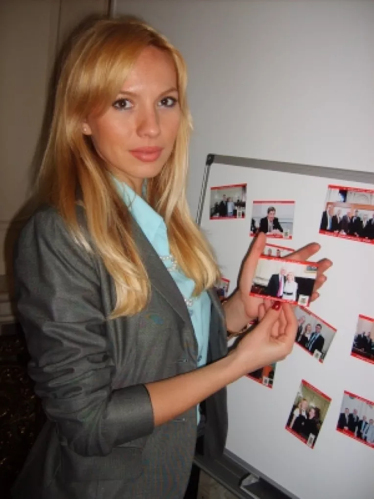 Luisa Tuntuc le face politicienilor fotografii pe magneti