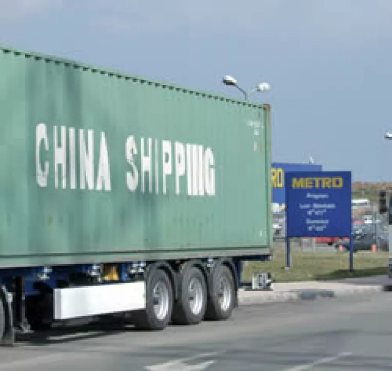 Metro baga constantenilor pe gat chinezisme ieftine