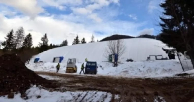 Mica Olimpiada de la Brasov: Un acoperis presostatic acopera patinoarul din Poiana  