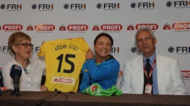 Nationala de Handbal Senioare si Profi isi dau mana