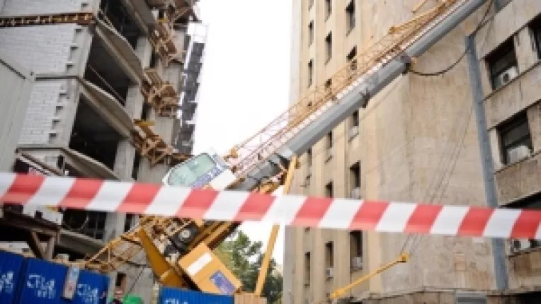 O macara a cazut peste sediul Ministerului Transporturilor si Infrastructurii