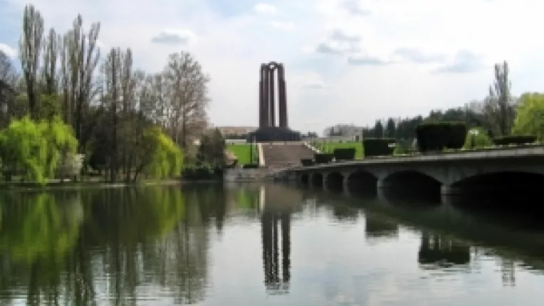 Obiective turistice insuficient valorificate : Parcul Carol, Muzeul Tehnic, Observatorul Astronomic, Biserica Cutitul de Argint, Castelul lui Tepes, Piata Autogarii Filaret