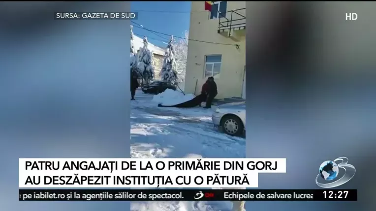 Patru angajati ai unei primarii din Gorj au deszapezit institutia cu o patura. Imagini virale