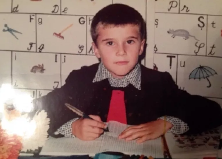 Prima zi de scoala in randul vedetelor. Recunoasteti personajul?