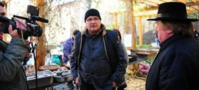 Reportaj la pravalia "PENTRU CUVIOSI SI PACATOSI": Mircea Dinescu vinde produse bio