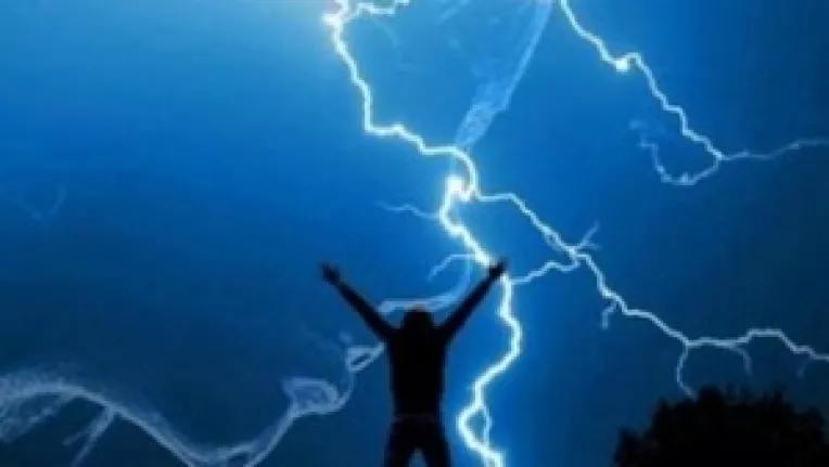 Studiu : De ce barbatii sunt loviti de fulger mult mai des decat femeile