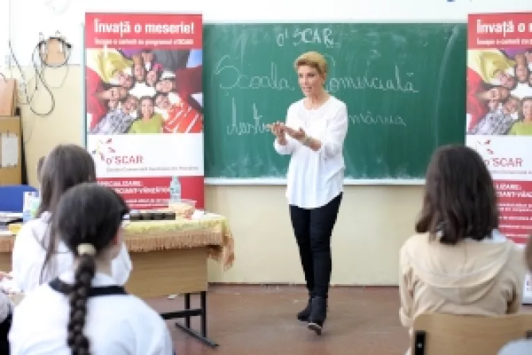 Teo Trandafir si Dani Otil explica elevilor beneficiile invatamantului profesional in proiectul o'SCAR