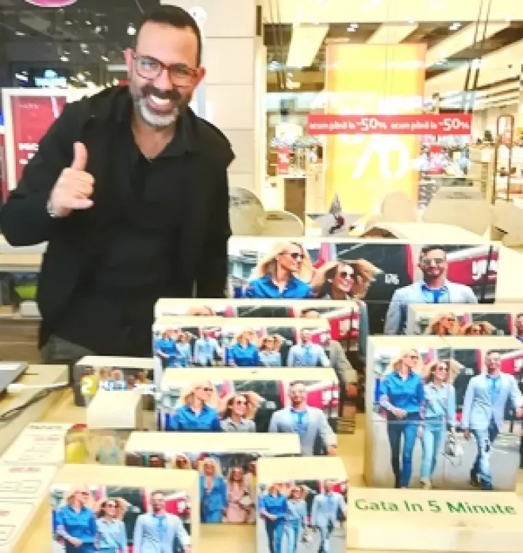 Un israelian stabilit in Romania, Ronen Haliva, imprima fotografii de familie si nu nu numai pe lemn si piatra