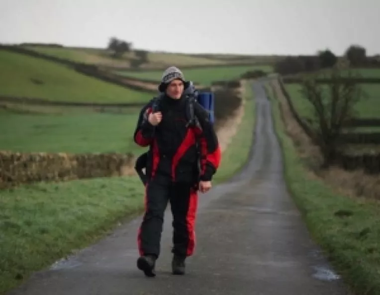 Un roman face turul lumii pe jos